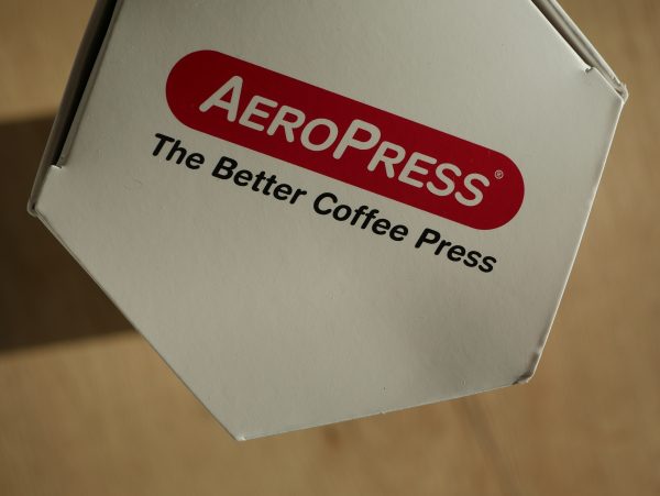 Aeropress, kartonowe pudełko z logo producenta.